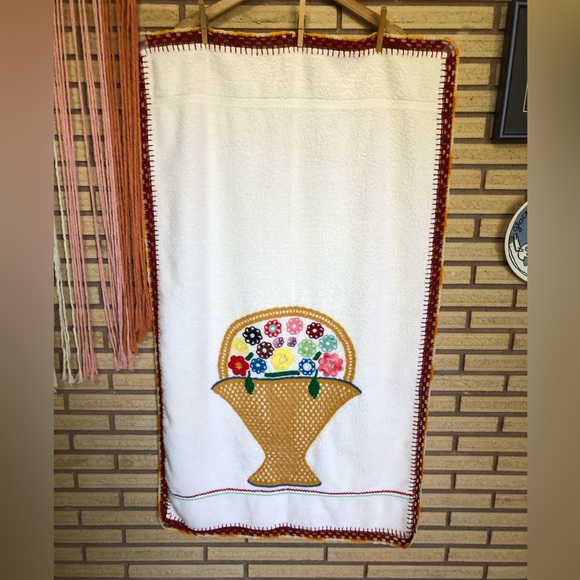 80's Floral Embroidered Bath Towel - Beach Towel - Granny Chic - Bathroom - Picture 1 of 15